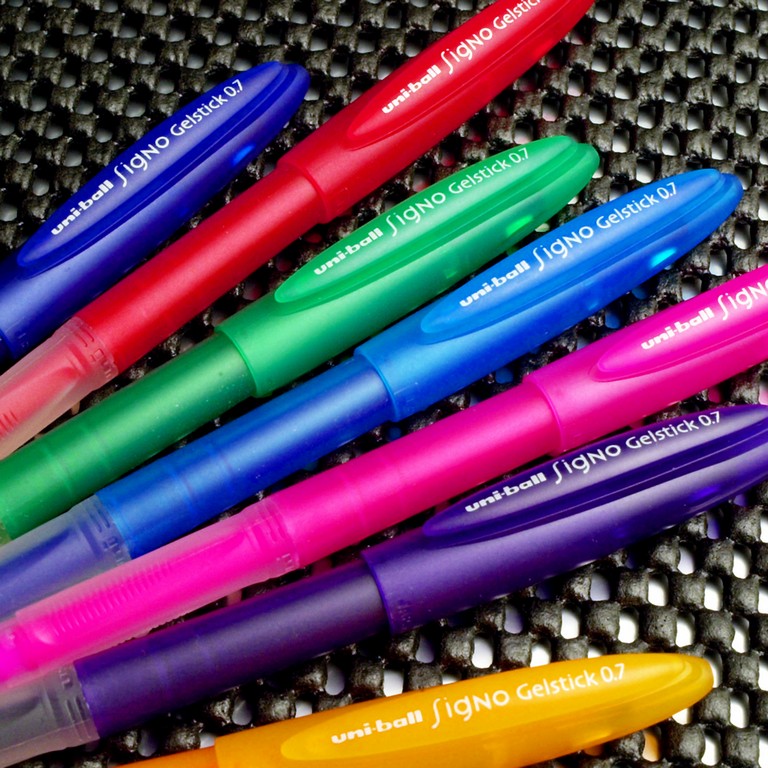 GEL PEN REVIEW ~ Sakura Gelly Roll VERSUS Uniball Signo 